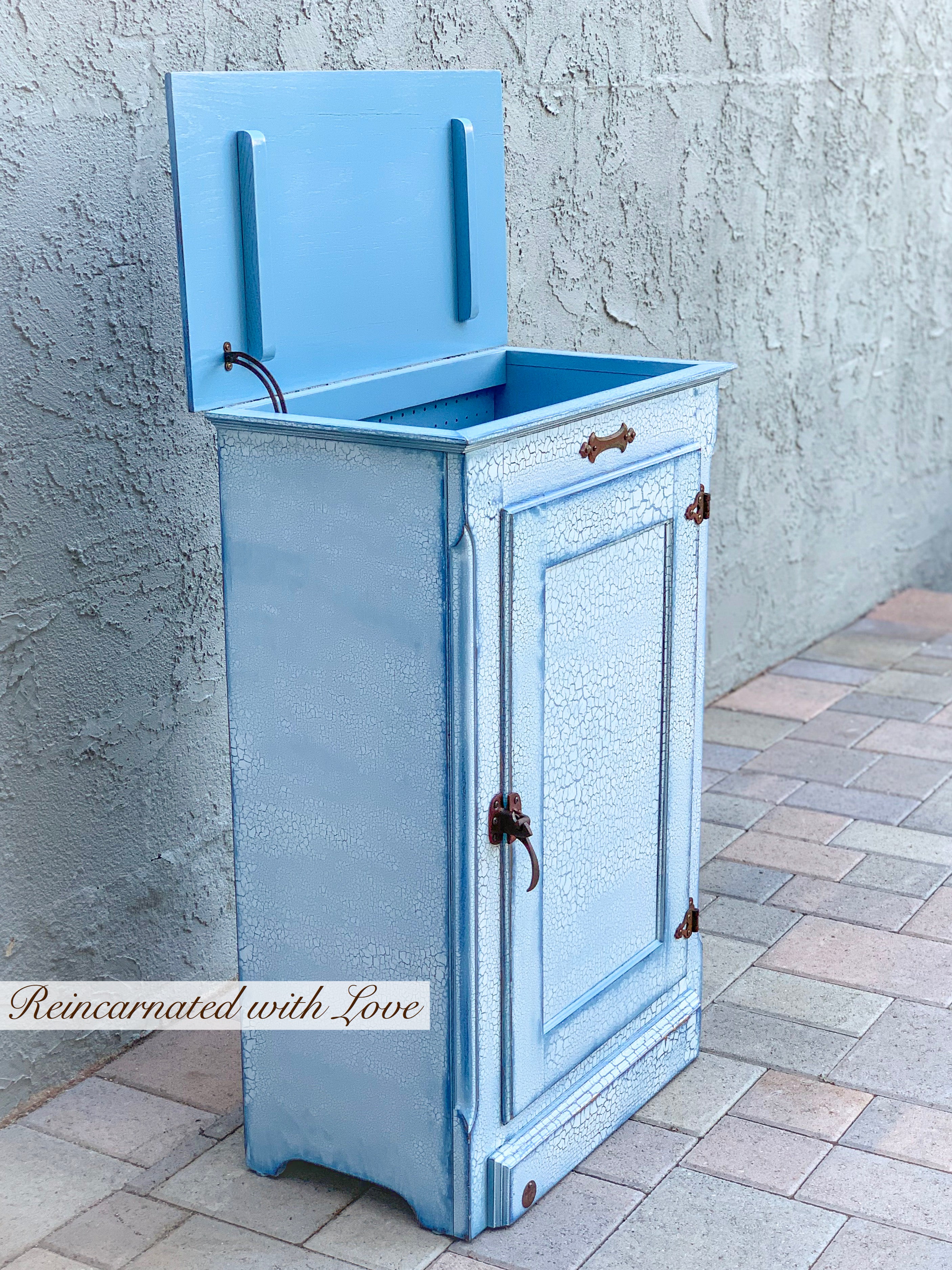 Shabby chic hamper with it’s lift top open.