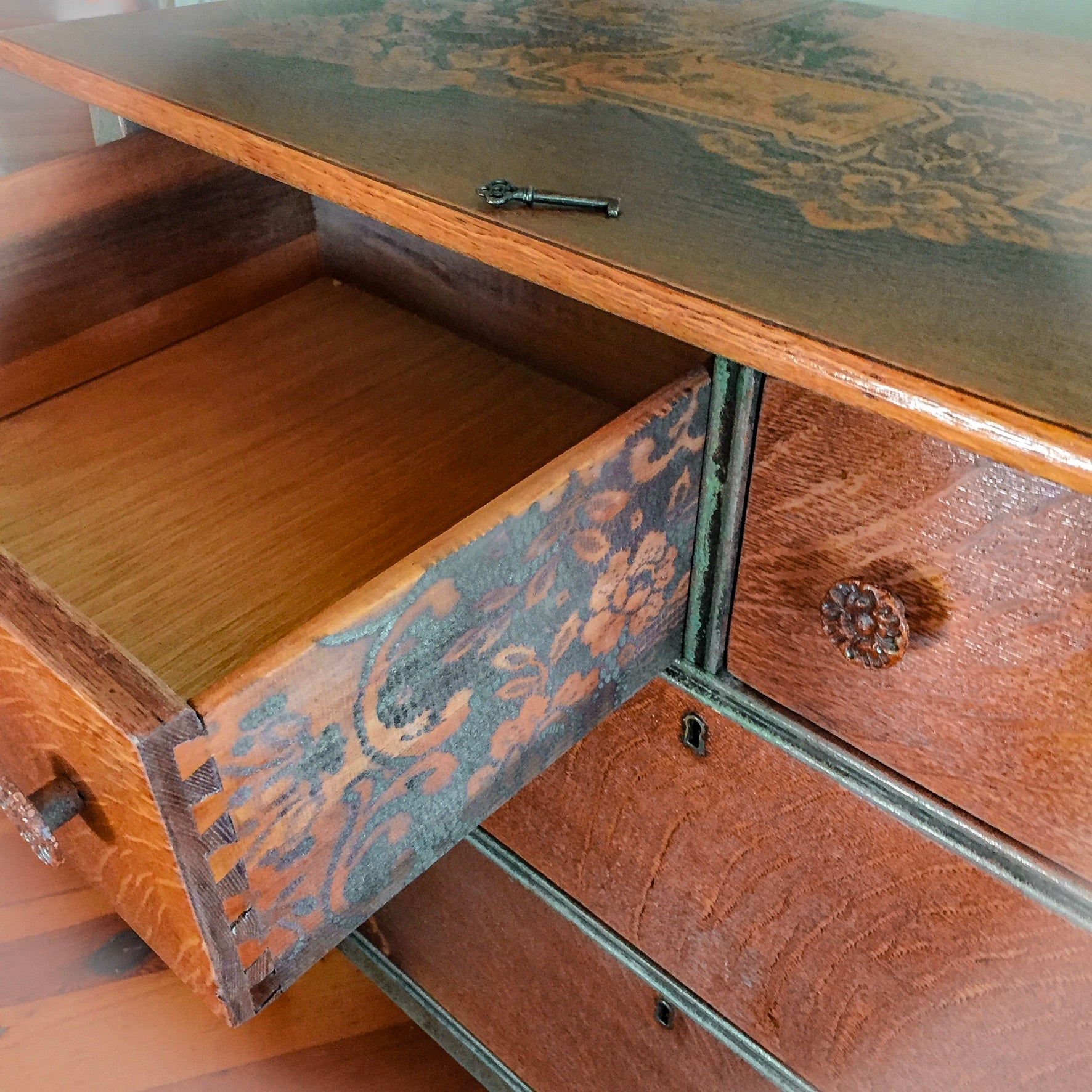 Dresser with lock and key hotsell
